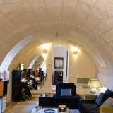 Da qui tramite una porta accederemmo agli interni della villa, che per� non visitiamo: degli antichi decori non � infatti rimasto nulla, solo nella tavernetta � ancora visibile la vecchia volta in pietra